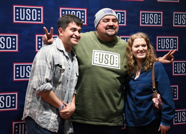 La estrella de la comedia Gabriel Iglesias hizo reír a las tropas en Japón