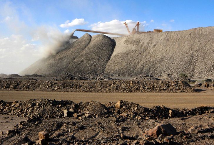 En esta foto sin fecha, se ve una máquina minera en la mina Bayan Obo, que suministra minerales de tierras raras en Mongolia Interior, China. Reuters-Yonhap