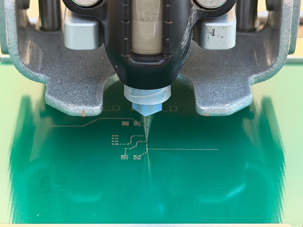 Impresión de estructuras conductoras con tinta derivada del regolito. Foto del Instituto Danés de Tecnología.