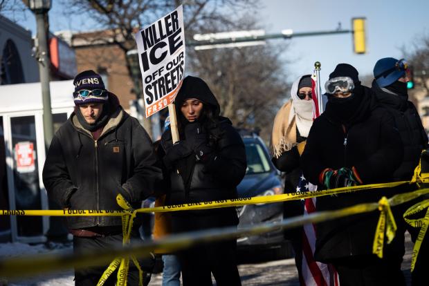 La gente se reúne en el lugar donde un oficial federal mató a tiros a Alex Pretti, de 37 años, en Minneapolis el sábado 24 de enero de 2026. (Ben Hovland/Minnesota Public Radio vía AP)