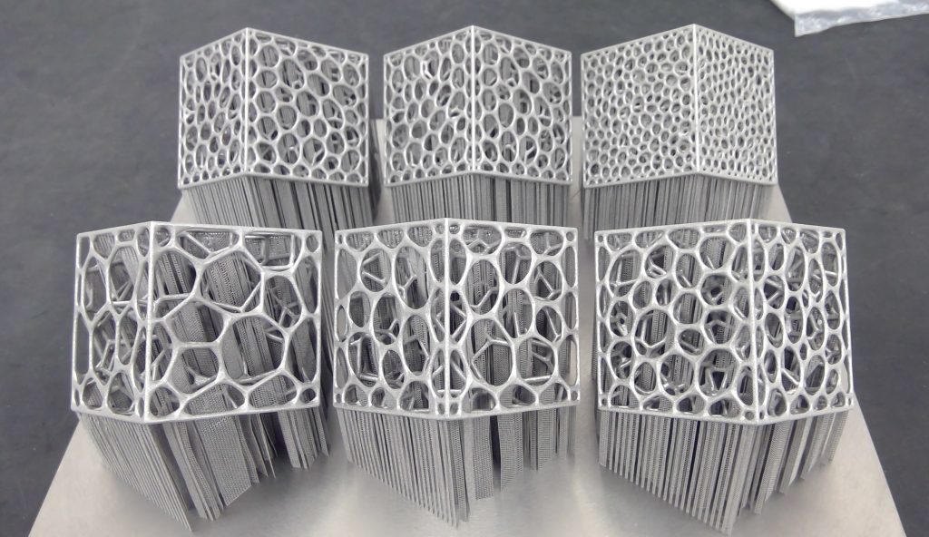 Rejillas de aleación impresas en 3D sobre metal. Foto: Aleado.