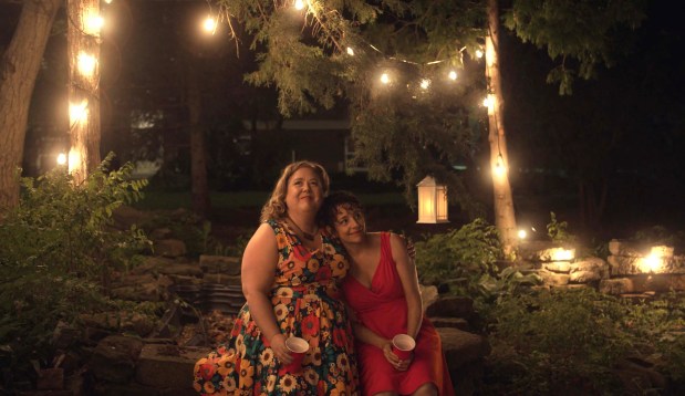 De izquierda a derecha: Sara Sevigny (Gabby) y Jennifer Estlin (Brenda) como amigas de la infancia separadas que se reúnen en la película independiente. "Todas las cosas divertidas para hacer en Aledo, Illinois." (Julia Cazador)