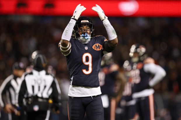 Seguridad de los Chicago Bears, Jaquan Brisker (9), saluda después de que los árbitros señalen al mariscal de campo de los Green Bay Packers, Jordan Love (10), por una toma de tierra intencional durante el tercer cuarto de un juego de comodines de la NFC en Soldier Field, el 10 de enero de 2026, en Chicago. (Armando L. Sánchez/Chicago Tribune)