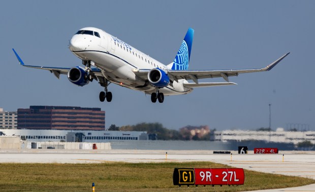 Un avión de United Airlines despega del Aeropuerto Internacional O'Hare en Chicago el 4 de octubre de 2025. (Dominic Di Palermo/Chicago Tribune)
