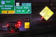 Un camión roció descongelante en la US 75 cerca de Renner Road durante una tormenta invernal...