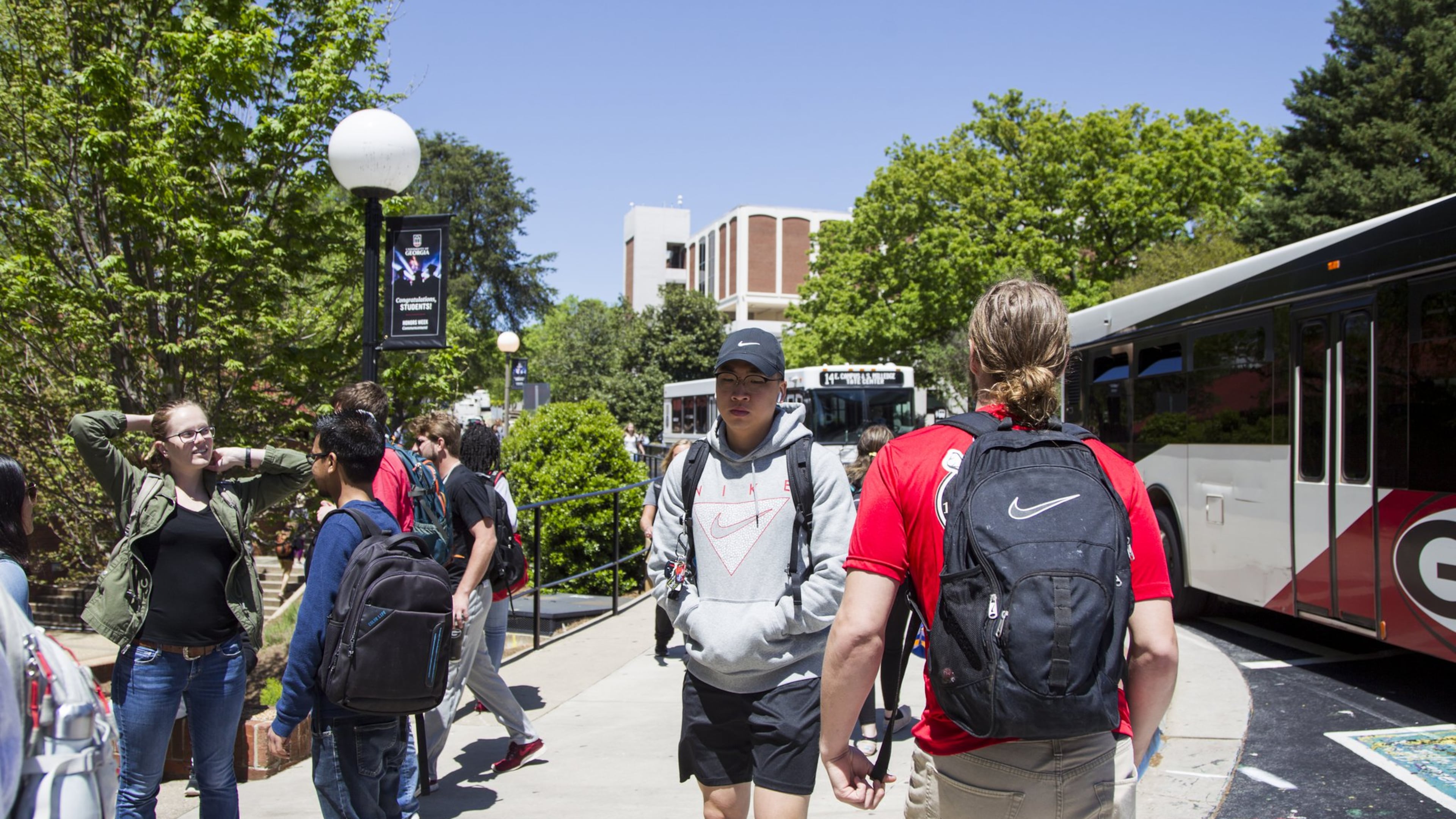 Los estudiantes esperan los autobuses en la parada del Tate Student Center en el campus de la Universidad de Georgia en Atenas. (Foto de archivo del AJC)