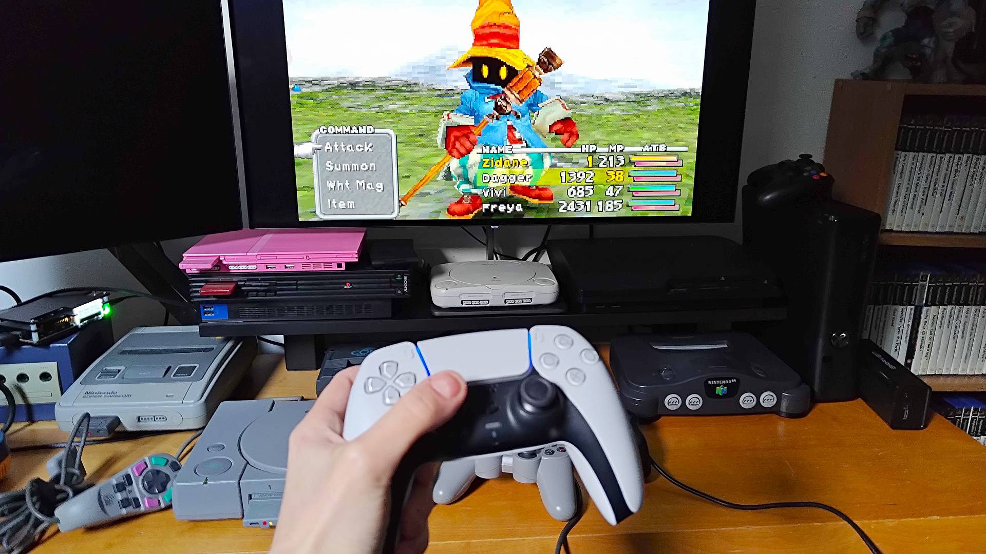 Usando DualSense, sincronizado con PS1 con 8Bitdo Retro Receiver para jugar Final Fantasy 9 con Vivi en batalla en el monitor de fondo.