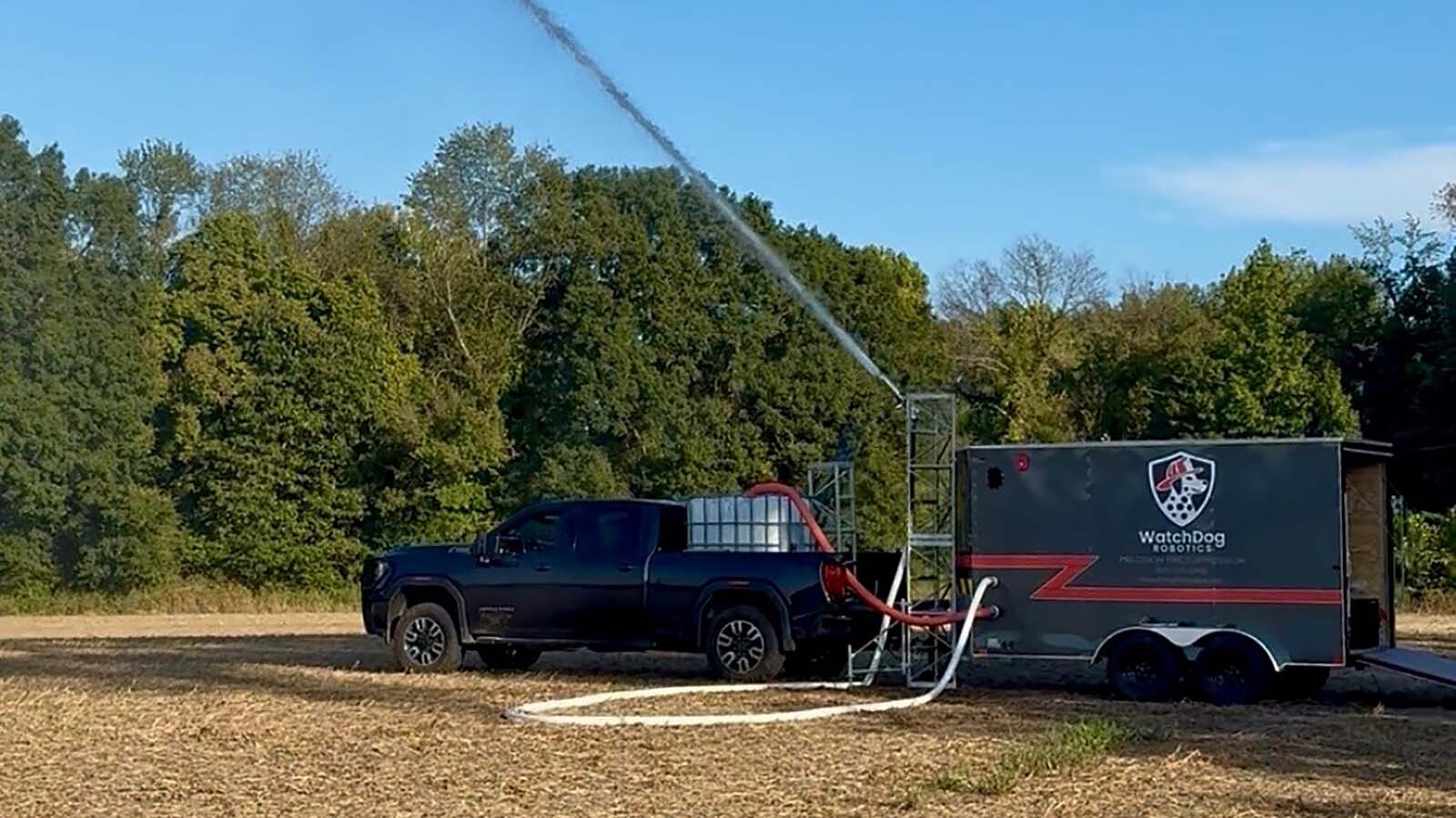 Un remolque móvil que despliega sensores y torres de agua robóticas para extinguir incendios rápidamente.
