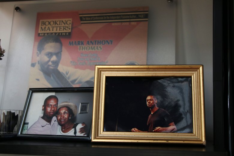 Una fotografía de fotografías enmarcadas y recuerdos en la oficina de Mark Anthony Thomas.