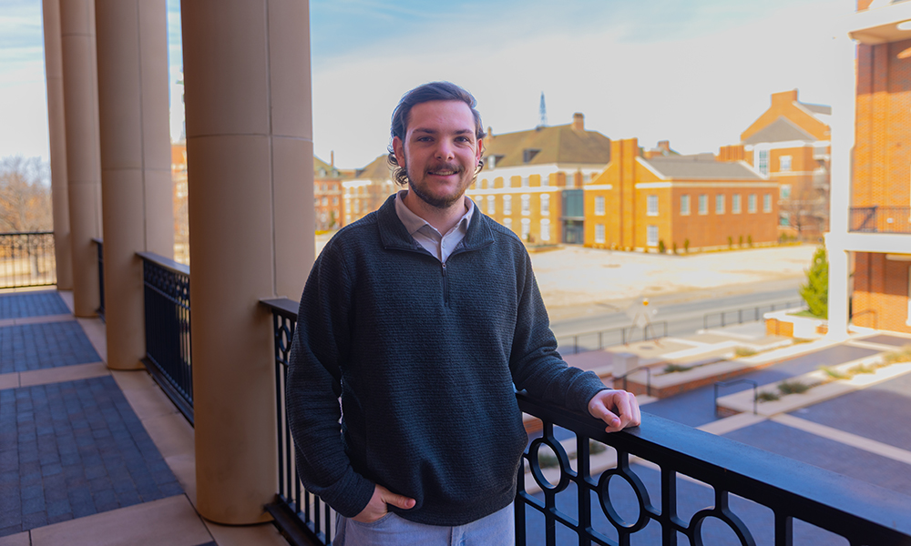 Kyler Baldwin, estudiante de negocios de Spears, se encuentra en el balcón del edificio comercial.