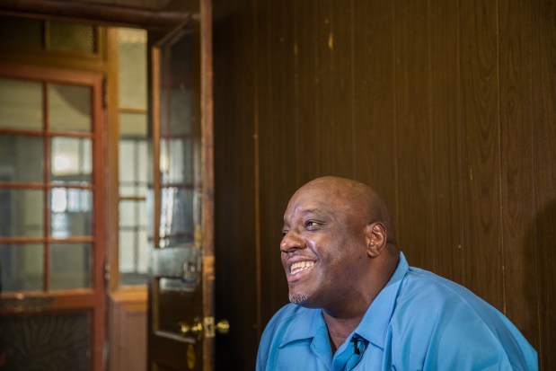 Antonio Porter sonríe durante una entrevista en el Centro Correccional de Statesville en Crest Hill el 27 de febrero de 2018. Porter fue condenado en 2002 por asesinato en un juego de dados. (Zbigniew Bzdak/Chicago Tribune)