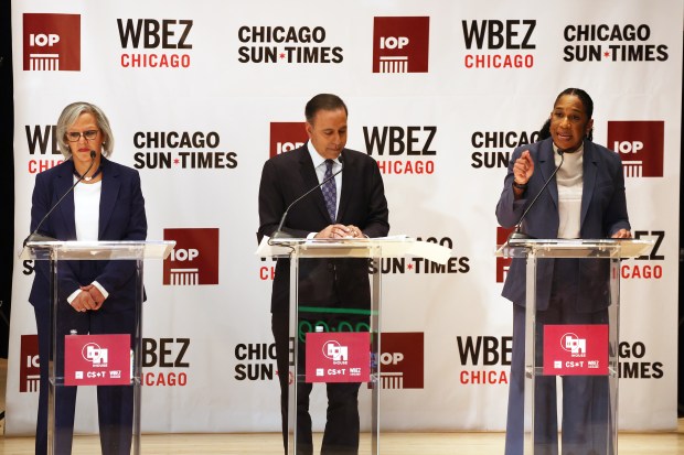 Los candidatos primarios demócratas al Senado de los Estados Unidos, el representante Robin Kelly (izquierda), Raja Krishnamoorthi y la vicegobernadora Juliana Stratton, comienzan su debate el 26 de enero de 2026 en la Universidad de Chicago. El debate fue patrocinado por WBEZ-FM 91.5 y el Chicago Sun-Times. (Terrence Antonio James/Chicago Tribune)