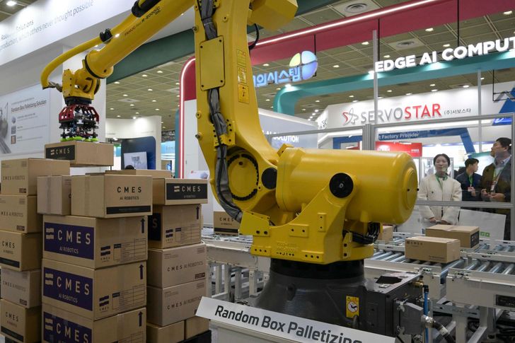 Un robot demuestra el apilamiento de cajas para centros logísticos durante el evento Smart Factory + Automation World 2025 en COEX en el distrito Gangnam de Seúl el 12 de marzo de 2025. Archivo del Korea Times