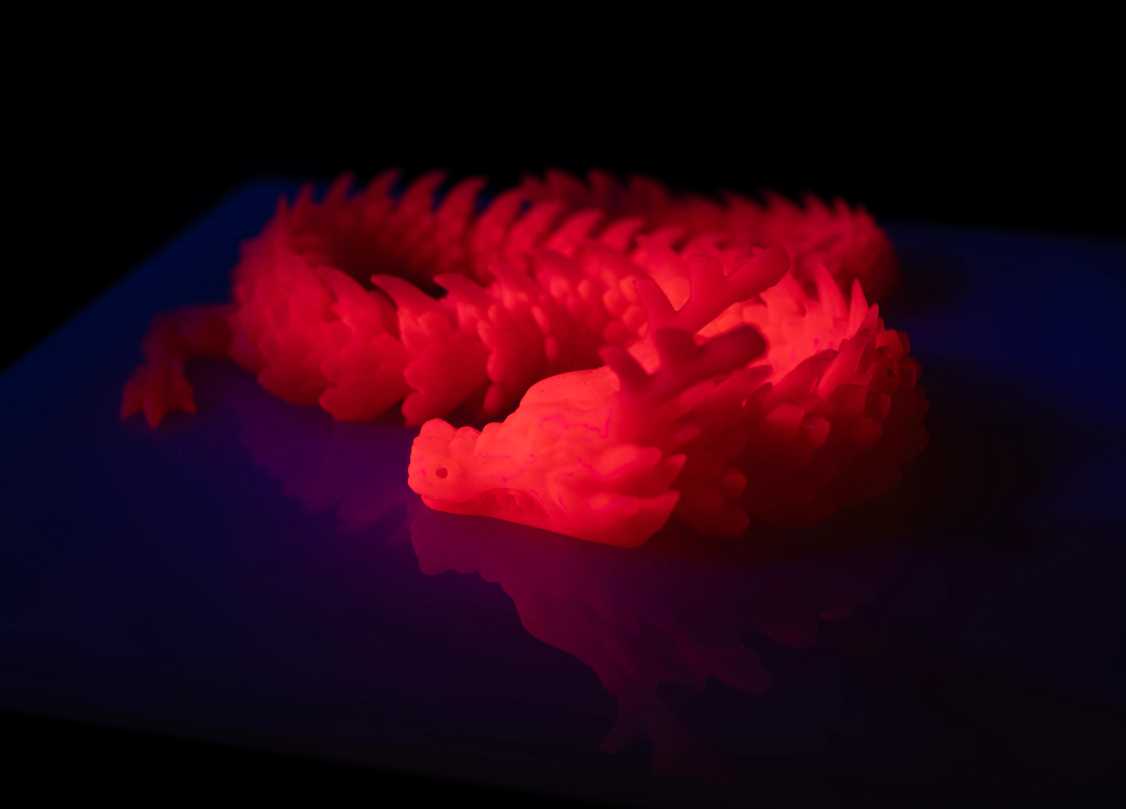 Objeto impreso en 3D elaborado con el filamento de puntos cuánticos de Proto-Pasta bajo luz ultravioleta. Imagen vía Proto-Pasta.