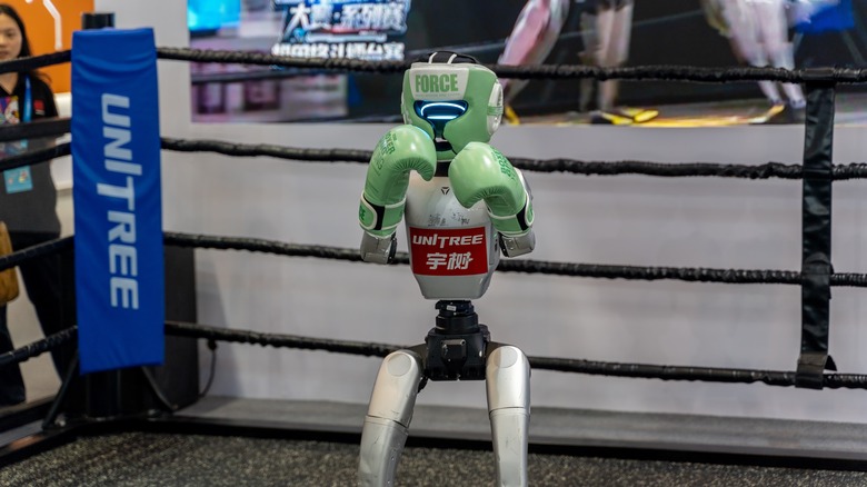 Robot humanoide de Unitree con traje de boxeo.