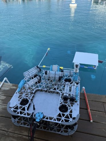 El Club de Robótica de la Universidad de Stony Brook presentó su primer robot submarino completamente diseñado por estudiantes en un desafío de ingeniería exploratorio.