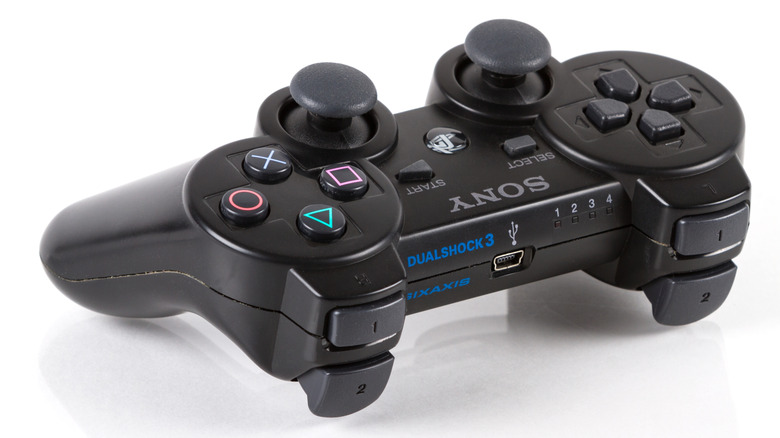 Controlador de PlayStation 3 sobre una superficie blanca
