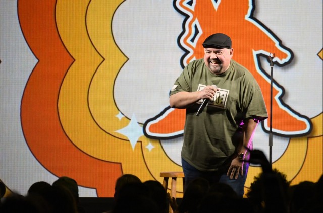 La estrella de la comedia Gabriel Iglesias hizo reír a las tropas en Japón