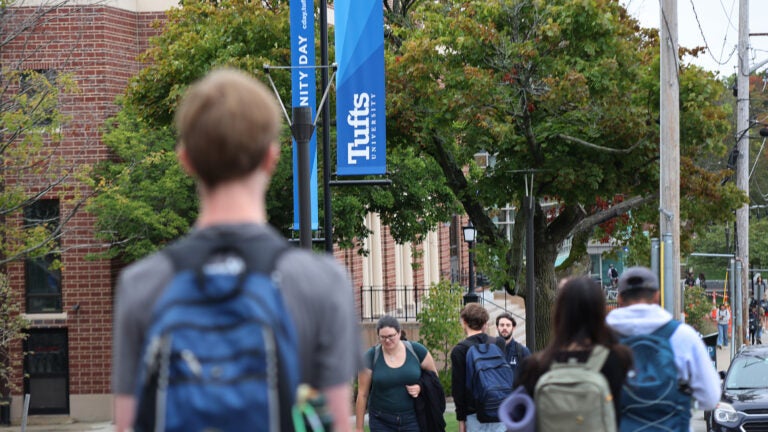 Los funcionarios de la Universidad de Tufts advirtieron el martes a los estudiantes y al personal sobre la actividad de inmigración federal cerca del campus.