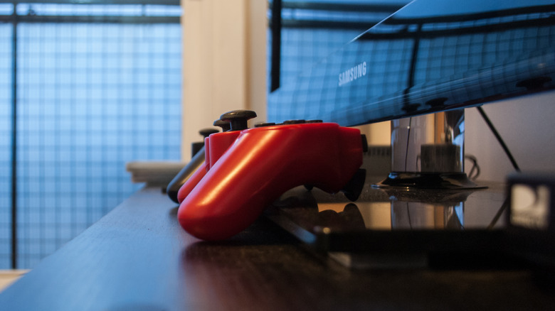 Controlador de PlayStation 3 frente al televisor