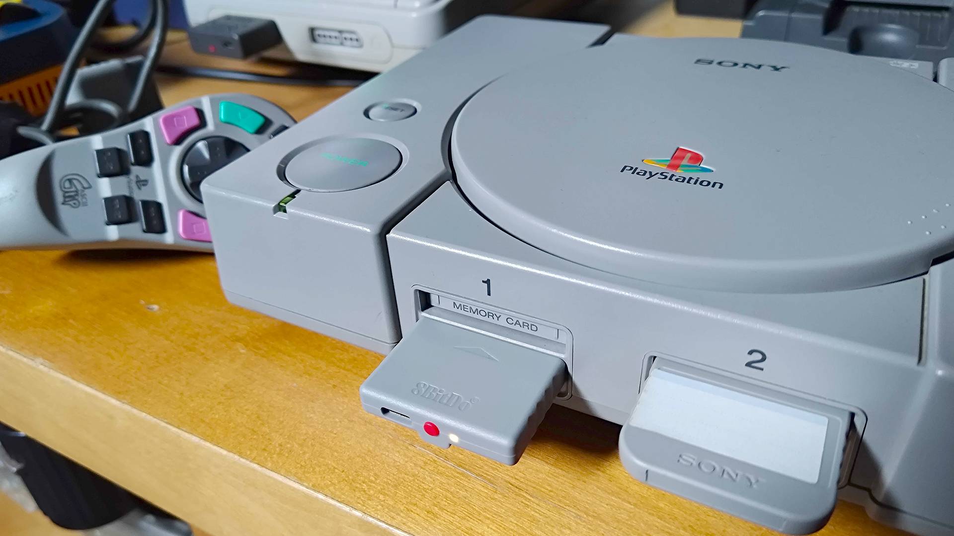 Primer plano del receptor 8Bitdo Retro para PS1 insertado en el puerto 1 del controlador.
