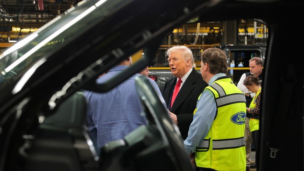 ARCHIVO - El presidente Donald Trump (segundo a la derecha) camina por la línea de montaje en el complejo Ford River Rouge el 13 de enero de 2026 en Dearborn, Michigan. (Foto: Anna Moneymaker/Getty Images)