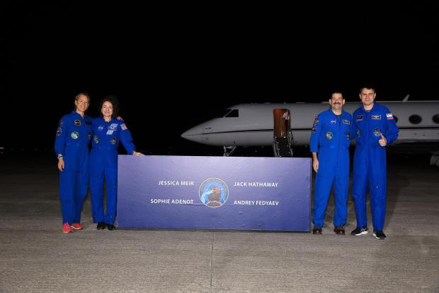 La tripulación de la misión SpaceX Crew-12 de la NASA, de izquierda a derecha, la astronauta de la ESA (Agencia Espacial Europea) Sophie Adenot, los astronautas de la NASA Jessica Meir y Jack Hathaway, y el astronauta de Roscosmos Andrey Fedyaev llegan a las instalaciones de la Agencia Espacial el viernes 6 de febrero de 2026. Florida. La misión Crew-12 está programada para lanzarse a la Estación Espacial Internacional a las 6:01 a. m. EST del miércoles 11 de febrero, a bordo de la nave espacial Dragon de SpaceX, a bordo del cohete Falcon 9 de la compañía desde el Complejo de Lanzamiento 40 en la Estación Espacial de Cabo Cañaveral. (Kim Shiflett/NASA)