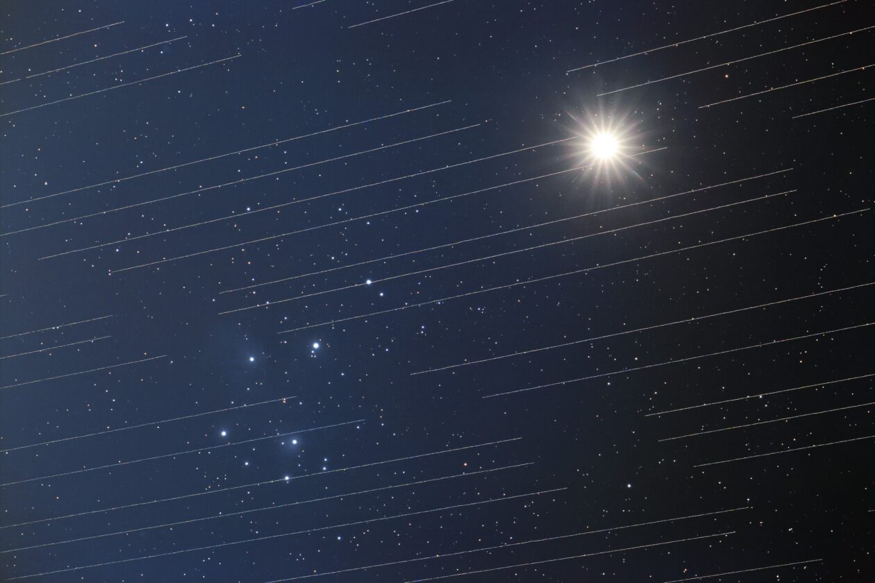 Satélites Starlink con Venus y las Pléyades