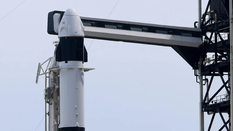 Cohete SpaceX Falcon 9 en la plataforma de lanzamiento