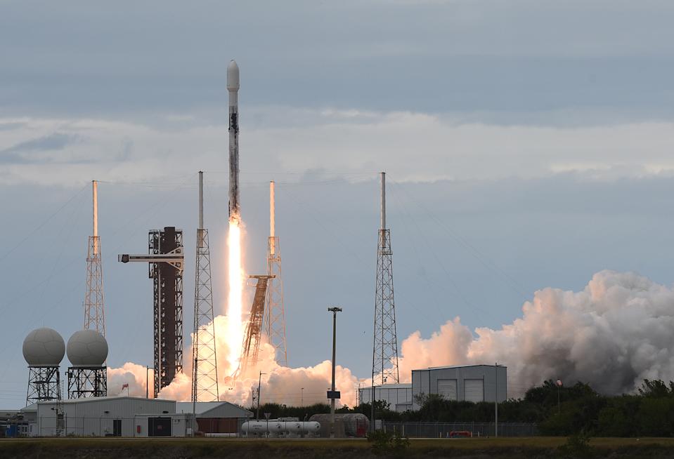 CANAVERAL CANAVERAL, FLORIDA, ESTADOS UNIDOS - 9 DE DICIEMBRE: Un cohete SpaceX Falcon 9 que transporta un cohete certificado para la Oficina Nacional de Reconocimiento (NRO) despega de la Plataforma 40 de la Estación Espacial de Cabo Cañaveral el 9 de diciembre de 2025 en Cabo Cañaveral, Florida. Esta es la segunda misión NRO lanzada por SpaceX como parte del contrato de Fase 2 del Lanzamiento Espacial de Seguridad Nacional (NSSL) adjudicado en agosto de 2020. (Foto de Paul Hennesy/Anadolu vía Getty Images)