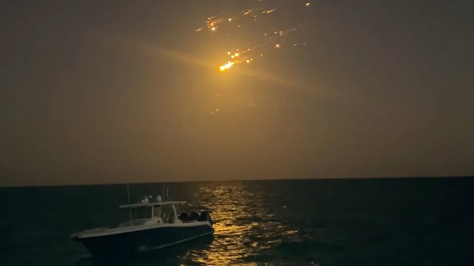 Restos de la nave espacial Spacex chocando contra un barco en el océano.