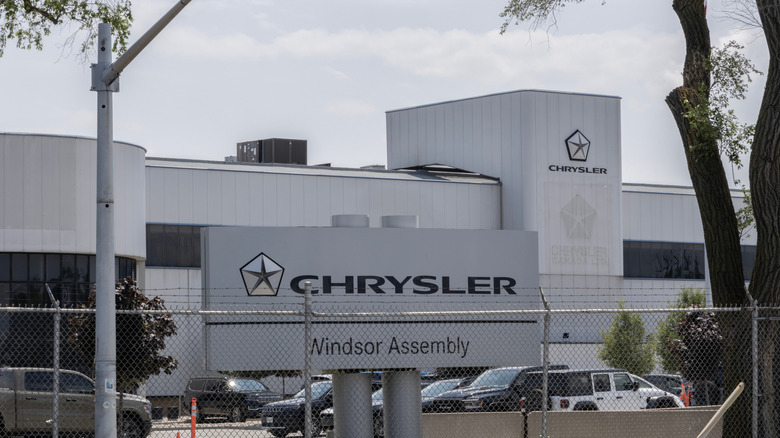 Windsor, ONT - 12 de julio de 2024: Planta de montaje de Stellantis Windsor. Construido en 1928, Stellantis produce aquí modelos híbridos eléctricos enchufables (PHEV), AWD e ICE.