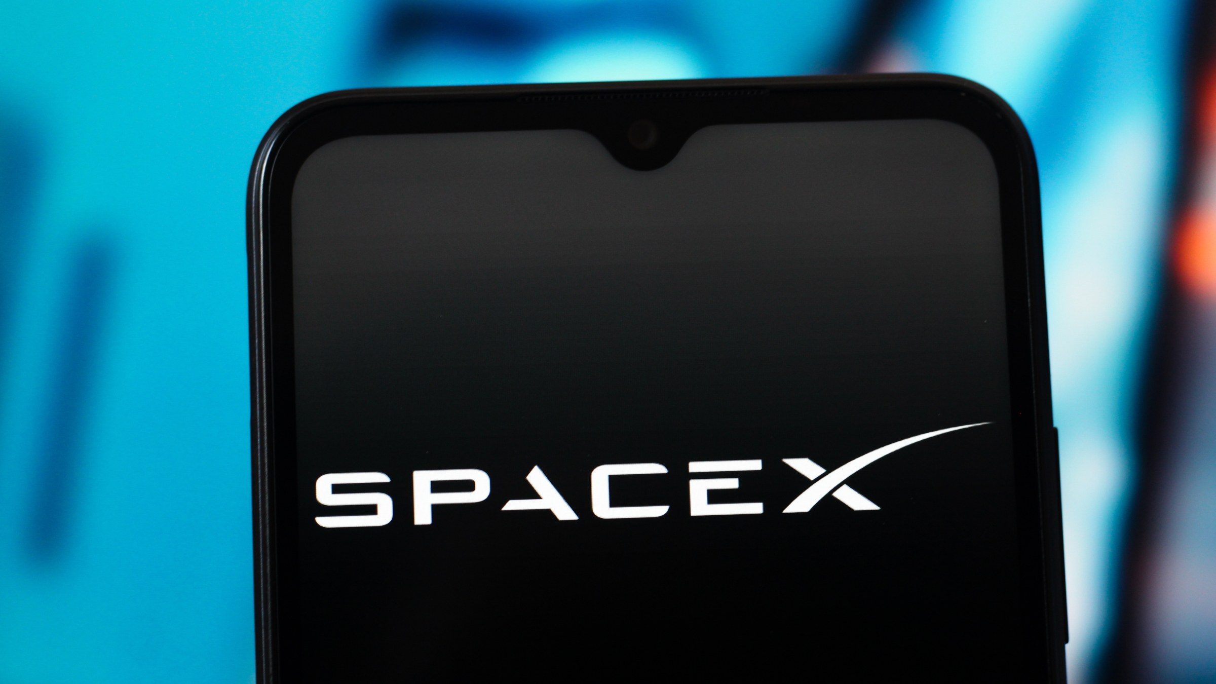 El logotipo de SpaceX aparece en la pantalla del teléfono inteligente.