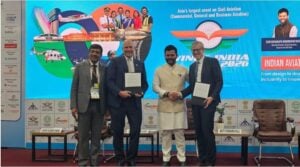 El director ejecutivo y director general de Air India, Campbell Wilson, y el vicepresidente de ventas de aviones comerciales de Airbus, Benoit de Saint-Exupéry, en el escenario de Wings India 2026 con el ministro de Aviación Civil, Kinjarapu Ram Mohan Naidu, India.