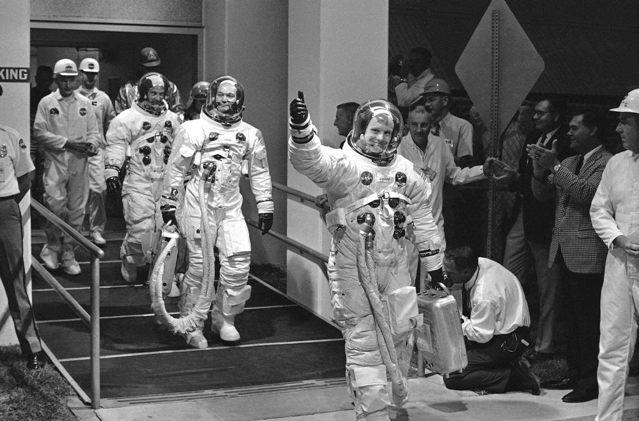 Los astronautas del Apolo 11, desde la derecha, Neil Armstrong, Michael Collins y...