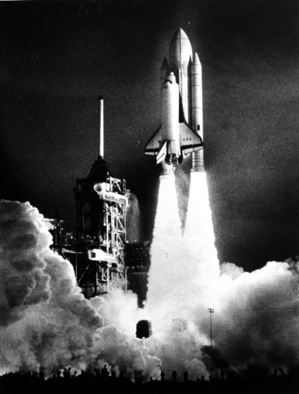 12 de abril de 1981 (Centro Espacial Kennedy, FL) - Transbordador espacial...
