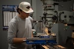 En esta fotografía proporcionada por Central Oregon Community College, Victor Hedeen utiliza una fresadora vertical para eliminar material de un proyecto durante los procesos de fabricación en el Laboratorio de Tecnología de Fabricación de Redmond en noviembre de 2024.