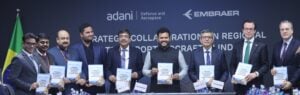 Representantes de Embraer y Adani en la firma del memorando de entendimiento