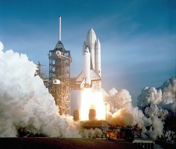 El transbordador espacial Columbia (STS-1) de la NASA se eleva sobre el Complejo de Lanzamiento 39...