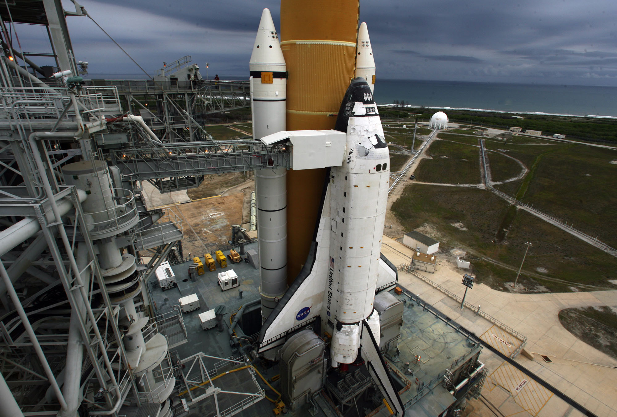 El transbordador espacial Atlantis, STS-135, se encuentra en la plataforma de lanzamiento 39A el miércoles,...