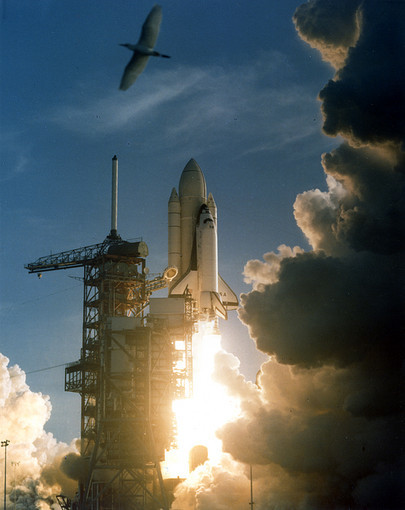 El transbordador espacial Columbia (STS-1) despega desde la plataforma de lanzamiento...