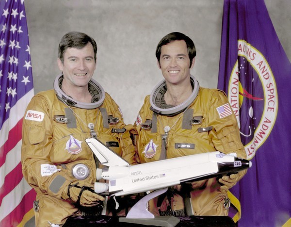 Los miembros de la tripulación STS-1, el comandante John Young (izq.) y el piloto Robert...