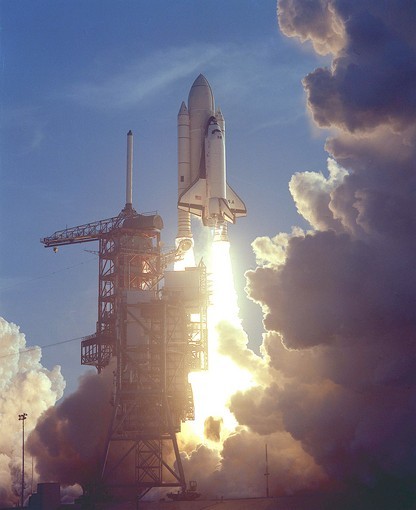 El transbordador espacial Columbia (STS-1) de la NASA se eleva sobre el Complejo de Lanzamiento 39...