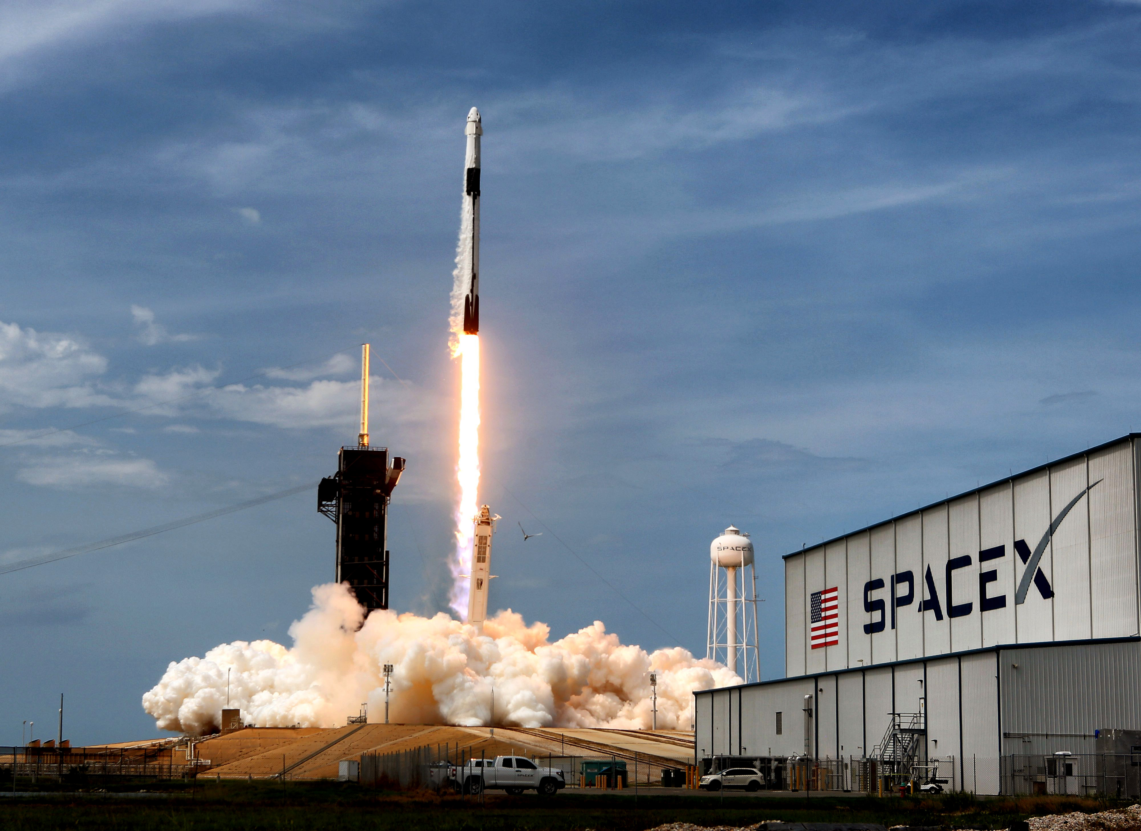 El cohete SpaceX Falcon 9 transportará a los astronautas Doug Hurley y...