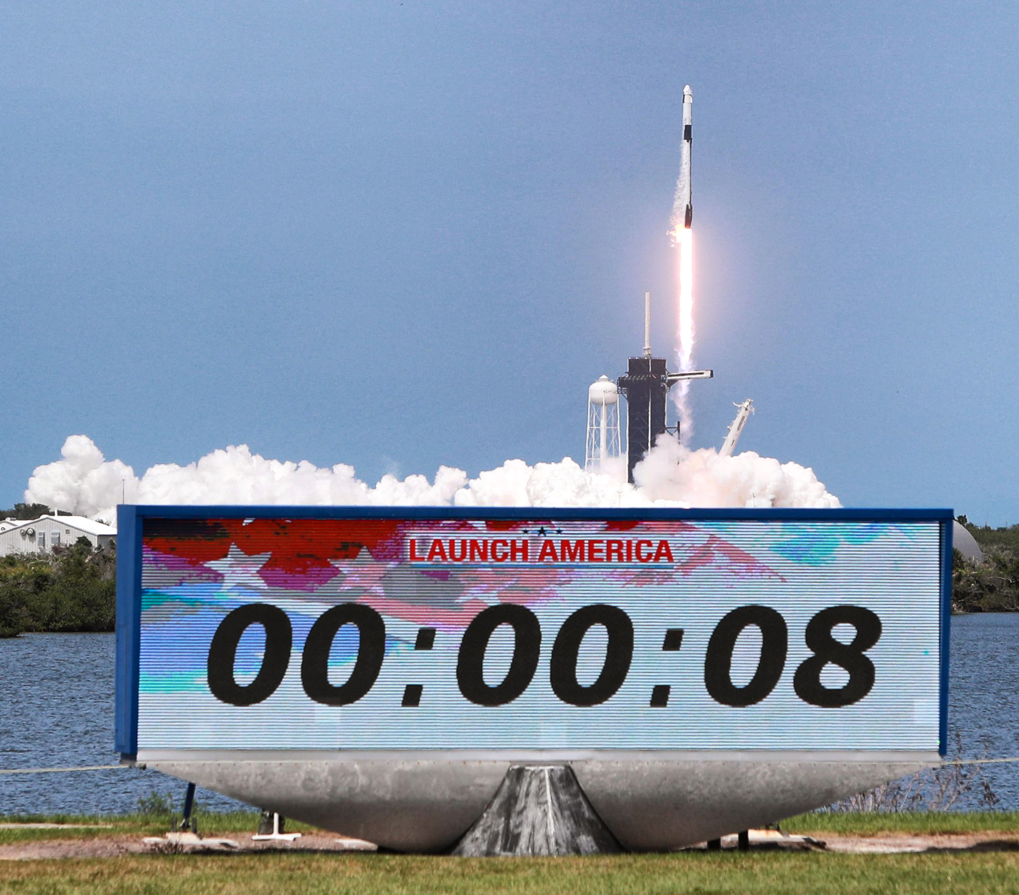 El cohete SpaceX Falcon 9 transportará a los astronautas Doug Hurley y...
