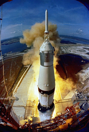 La nave espacial Apolo 11 de 363 pies 107/Módulo Lunar S/Saturno 506)...