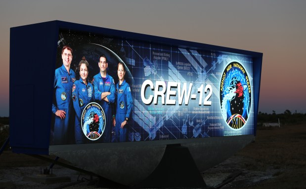 El reloj de cuenta regresiva en la página de prensa del Centro Espacial Kennedy muestra un gráfico de la misión SpaceX Crew-12 a la Estación Espacial Internacional el viernes 6 de febrero de 2026, que se lanzaría el 11 de febrero desde el Complejo de Lanzamiento Espacial de la adyacente Estación Espacial de Cabo Cañaveral, distancia 40 a la derecha. (Richard Tribou/Orlando Sentinel)