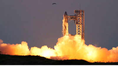 Fuente: Reuters SpaceX de Elon Musk busca la aprobación de la FCC para que satélites de energía solar operen centros de datos de inteligencia artificial en órbita