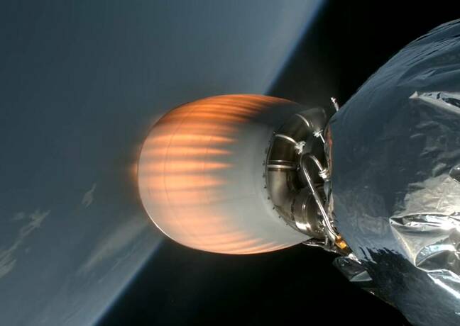 Segunda etapa del Falcon 9 disparando sobre la Tierra