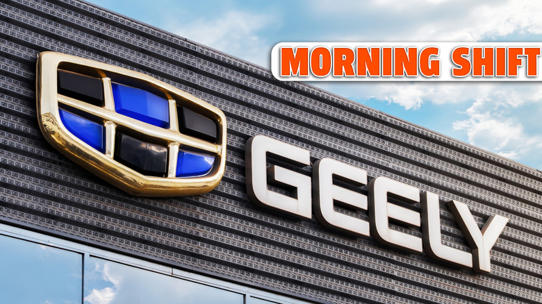 El logo del fabricante de automóviles Geely en la fachada del concesionario. Geely es una marca de automóviles fuerte y en crecimiento